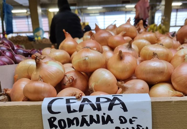 Leguma săracului a ajuns delicatesă! Cu câți lei se vinde 1 kg de ceapă românească în piață