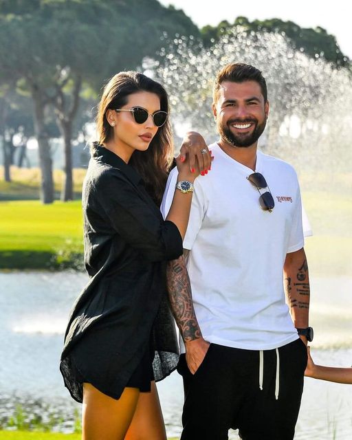 Adrian Mutu și frumusețea răpitoare a fiicelor sale: O fotografie de familie alături de cei patru copii și actuala soție