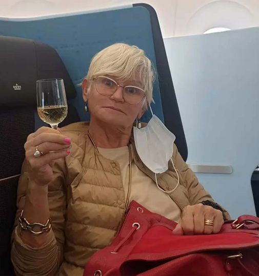 Ritualul zilnic al Monicăi Tatoiu: De ce bea o sticlă de sampanie singură la prânz?