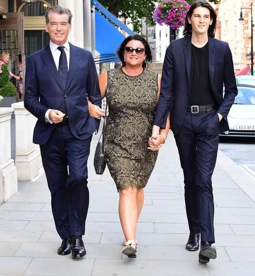 BGUK_1291678 - London, UNITED KINGDOM  - *EXCLUSIVE*  - WEB MUST CALL FOR PRICING -Mamma Mia Pierce Brosnan and wife Keely are spotted getting very romantic outside their London hotel before strolling through Mayfair to Scott's restaurant for some fine dining with their son Dylan.

Pictured: Pierce Brosnan



*UK Clients - Pictures Containing Children
Please Pixelate Face Prior To Publication*,Image: 378239075, License: Rights-managed, Restrictions: , Model Release: no, Pictured: Pierce Brosnan