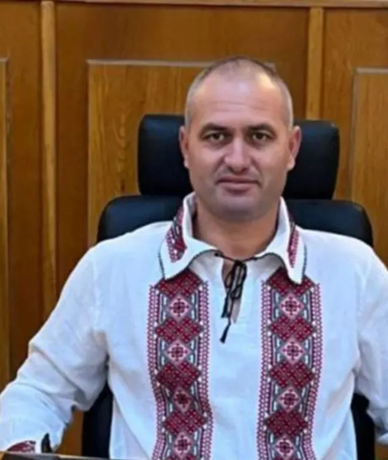 Primarul din Crevedia, acuzat că ar fi exploatat prin muncă o persoană cu handicap la ferma lui