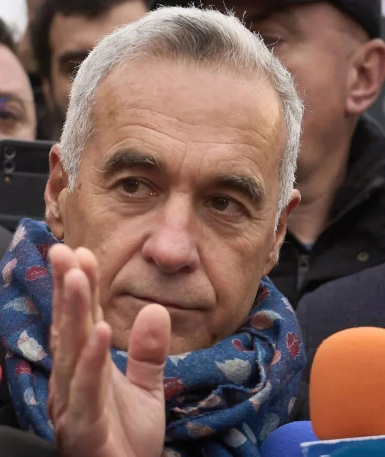 A căzut cortina! L-au prins în fapt pe Călin Georgescu