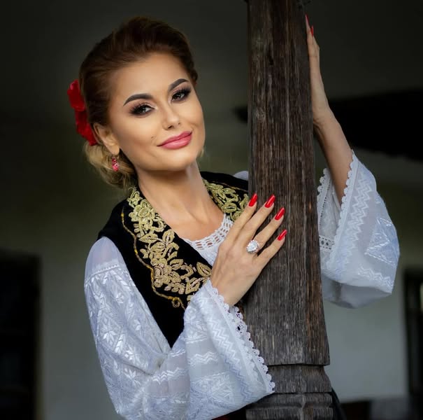 Cantareața Emilia Ghinescu recunoaște că a fost infidela in casnicie: „A fost alegerea lui daca rămane sau nu”. Cum a reactionat barbatul cu care are doi copii