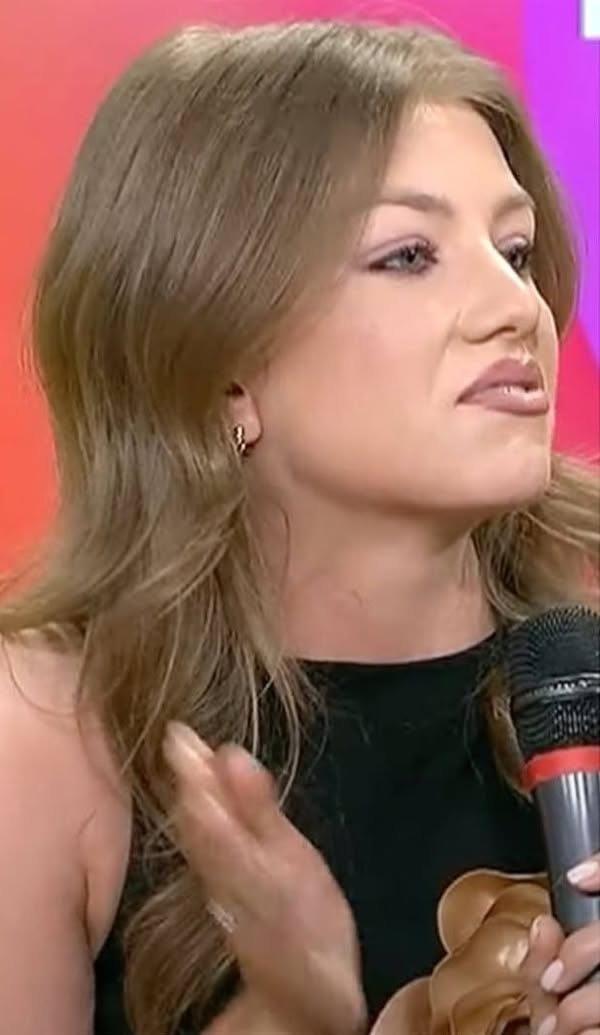 Sotia lui Valentin Sanfira vorbeste despre relatia cu socrii: „Soacra are niste atribute clare…” Vezi jos in coment cCe defecte i-a gasit aceasta ! Nu o sa-ti vina sa crezi!