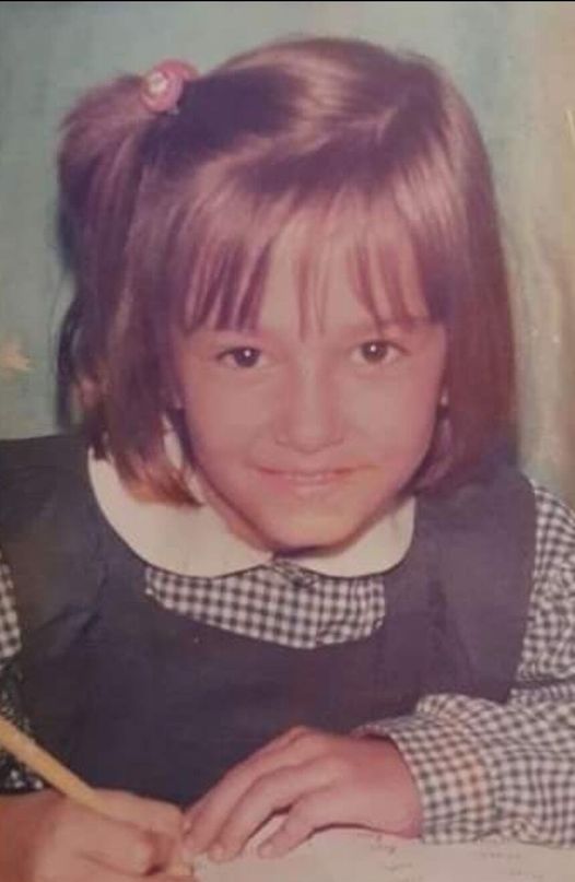 Aceasta fetita dulce este acum o mare vedeta in Romania, mamă a doi copii și actrita celebra. O recunosti ?