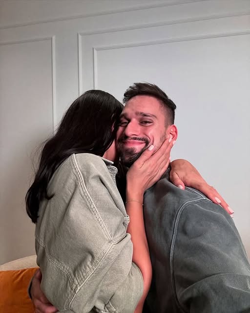Vlad Gherman a dat vestea cea mare la scurt timp după ziua sa de naștere! Artistul și Oana Moșneagu radiază de fericire