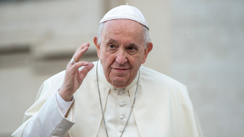 Mii de pelerini s-au adunat la spitalul din Roma pentru a se ruga pentru sănătatea Papei Francisc: „Ne rugăm ca Dumnezeu să-l păzească mereu pe Sfântul Părinte”