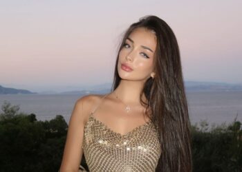 Paparazzi i-au surprins pe Andreea Bostănică și Abush — nepotul fostului președinte al Uzbekistanului — în timp ce se sărutau, influencerița fiind însoțită de mama ei