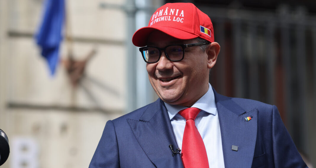 Victor Ponta depune dosarul de candidatură și lista de semnături la sediul Biroului Electoral Central din București, 12 martie 2025. Inquam Photos / George C