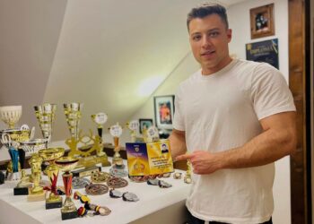 Cine este Raul Săpătaru de la Survivor 2025. Deși tânărul abia a pătruns în competiție, el a reușit deja să atragă atenția prin performanțele sale pe traseu