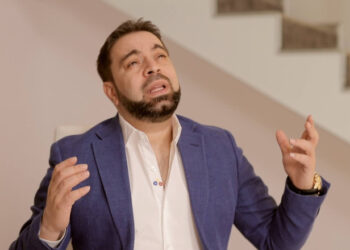 Florin Salam se bucură acum de o avere impresionantă obținută din muzică, însă în copilărie a trăit în lipsuri extreme: „Am ajuns să locuiesc și într-un pod, la o femeie. Găteam doar cartofi prăjiți, mereu. Chiar am dus-o greu!”
