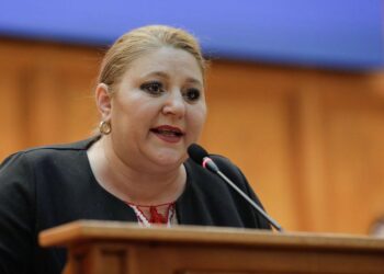 Diana Șoșoacă, în ipostaza de fotomodel: susține că a pierdut zece kilograme într-o singură noapte