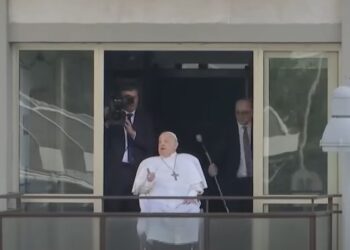 Papa Francisc a reapărut în fața credincioșilor după o lună de spitalizare. Ce mesaj emoționant a transmis Suveranul Pontif înainte de externare
