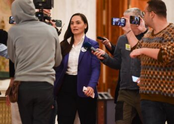 Anamaria Gavrilă a apelat la 112 și a solicitat intervenția Poliției pentru a evacua jurnaliștii care o așteptau la ușa biroului său din Parlament