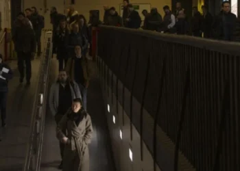 Londra, în beznă! Trenuri oprite, metrou blocat și zeci de mii de oameni scoși din subteran