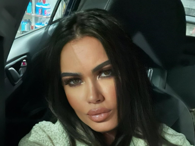 Dispută publică între Oana Zăvoranu și influencerița Iorga, pe fondul alegerilor: „Tu mergi pe 60 și eu sunt tânără”