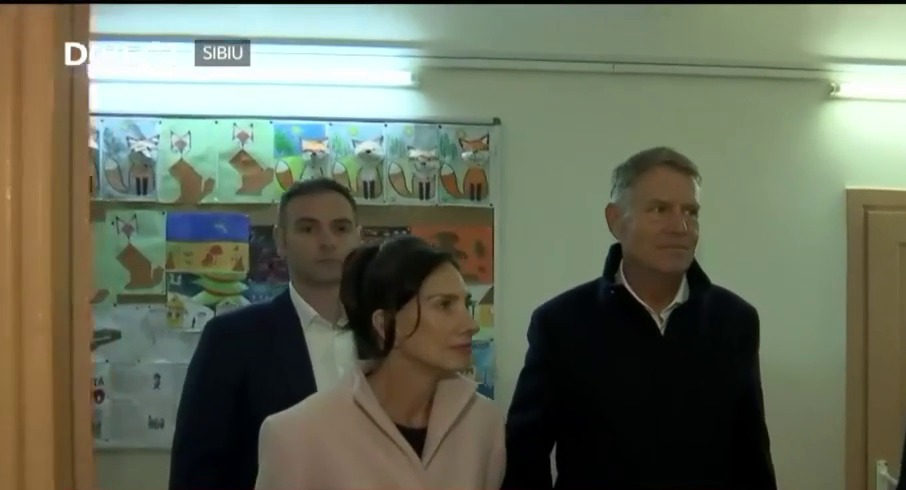 Toți ochii pe Carmen Iohannis! Cum s-a afișat fosta Primă Doamnă, alături de Klaus Iohannis, la urne