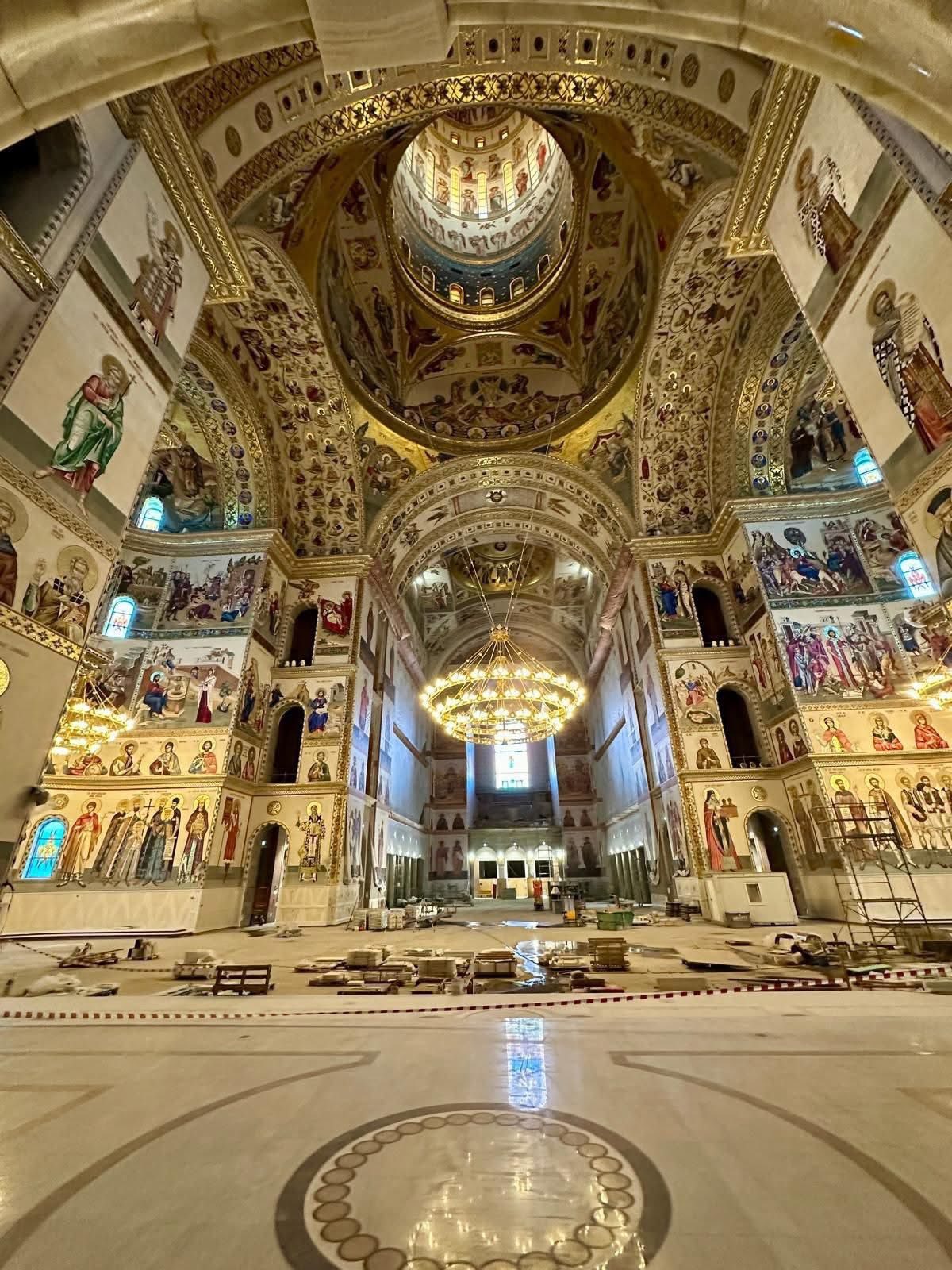 Catedrala Națională, loc de reculegere pentru sute de pelerini. Credincioșii așteaptă ore în șir pentru a păși în lăcașul de cult