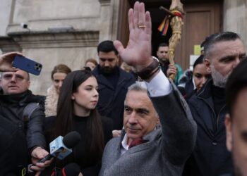 Călin Georgescu, acoperit de zbierăiturile susținătorilor săi radicalizați: „Suntem discreți și cu demnitate