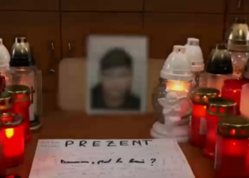 Omagiu emoționant la școala din Cenei! Banca lui Alin a devenit un simbol al durerii