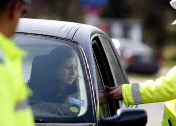 Șoferii riscă amendă de 1.000 de lei dacă fac acest lucru în mașină. Gestul este complet interzis