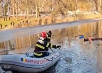 Un bărbat din India, devenit erou după ce a salvat o fetiță de 5 ani căzută într-un lac înghețat. Curajul său a emoționat o țară întreagă