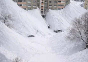 Imagini de coșmar! Ninsori fără precedent au îngropat orașe întregi. Drumuri blocate, mașini dispărute sub zăpadă, oameni care sapă ca să poată ieși din case. Autoritățile confirmă decese