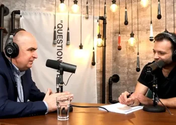 Când radioul întâlnește politica. Mihai Morar și Ilie Bolojan, masă „strategică” la Oradea. Ce au discutat, departe de ochii publicului, realizatorul Radio ZU și premierul