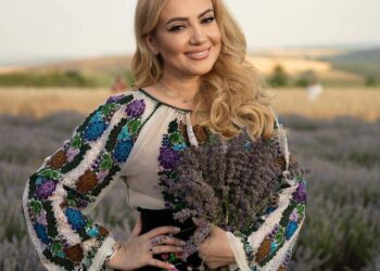 Adriana Ochișanu, aspru criticată în urma conflictului în care este implicat fiul său, Cristi Botgros. Ce decizie a luat artista