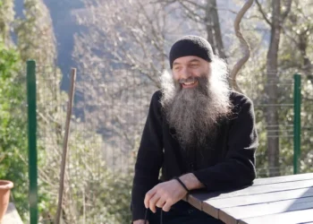 Părintele Pimen Vlad, despre puterea rugăciunii unei mame, capabilă să vindece rănile nevăzute din familie: „Rugăciunea mamei ține casa în picioare mai mult decât orice plan omenesc”