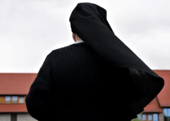 O femeie deghizată în călugăriță a lăsat zeci de sibieni fără curent și internet. De ce nu va achita niciun prejudiciu, în ciuda pagubelor produse