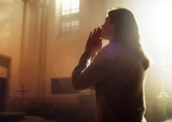 Puterea unei rugăciuni rostite 30 de zile. Cum aduce liniște și te apără de primejdii