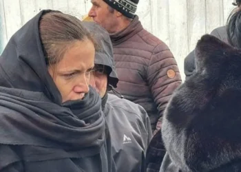 Momente sfâșietoare pentru Mirabela Grădinaru! Partenera lui Nicușor Dan, surprinsă cu lacrimi în ochi la înmormântarea bunicii sale