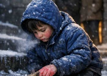 Părinții mei adoptivi m-au pus să frec treptele înghețate cu o periuță de dinți, în timp ce ei desfăceau cadourile de Crăciun