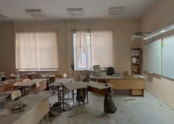 Scene de coșmar într-o școală! O adolescentă de 14 ani a incendiat o sală de clasă și și-a atacat colegii. O profesoară a fost rănită. Ce mesaje a transmis tânăra