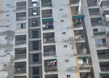 Ce conținea biletul de adio lăsat de cele trei surori, în vârstă de 12, 14 și 16 ani, care au căzut de la etajul 9. Reacția sfâșietoare a tatălui. Acesta le confiscase telefoanele