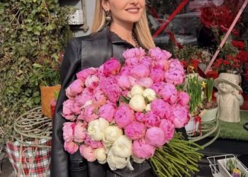 Este OFICIAL! Alina Sorescu rupe tăcerea după buchetul misterios de flori – Adevărul despre viața ei sentimentală!  Vezi in comentarii