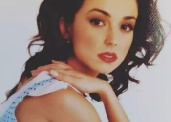O mai recunoști? Astăzi este celebră, mamă a doi copii și a trecut printr-un divorț despre care puțini au știut…Vezi in comentarii