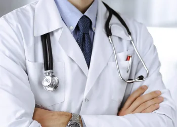 Un reputat medic, trimis în judecată pentru că ar fi luat șpagă de la bolnavi