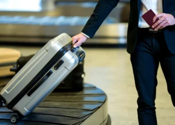 Cum te poate ajuta o valiză zgâriată la aeroport. Ce spun experții în securitate