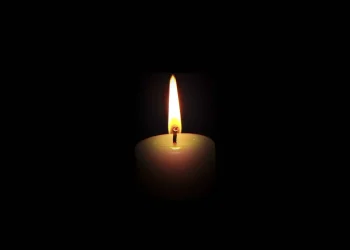 UN NUME MARE a fost găsit decedat în casă, iar scena descoperită de anchetatori schimbă complet datele tragediei. Ce se știe despre soție