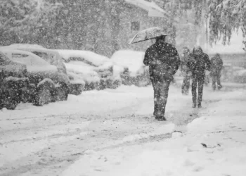 Un ciclon se abate asupra Bucureștiului! După ploi și lapoviță, Capitala va fi cuprinsă de ninsoare viscolită. Cât va dura episodul de vreme extremă