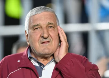 Rică Răducanu recunoaște că nu poate renunța la jocurile de noroc nici în perioade dificile: „E boală pe viață!” Soția îl ține din scurt: „Ea e șefa!”