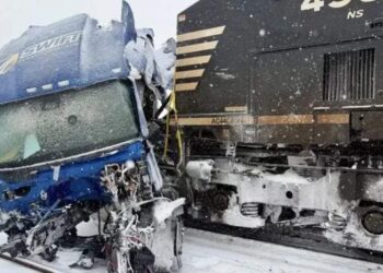Scene de groază pe calea ferată! Camion prins în zăpadă, izbit în plin de tren