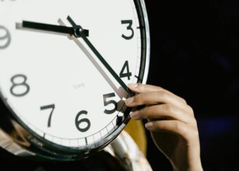 Când se face trecerea la ora de vară în România. Ce impact are această schimbare asupra organismului și vieții de zi cu zi