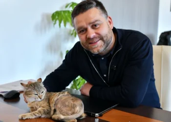 Ciprian Ciucu a adoptat o nouă pisică și a cucerit internetul. Povestea felinei îți atinge sufletul