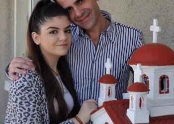 Dorul nu se stinge nici după ani… Fiica lui Aurelian Preda, în genunchi la mormântul tatălui, în ziua când acesta ar fi împlinit 56 de ani: „Am venit să-ți aduc florile tale preferate, tati…”