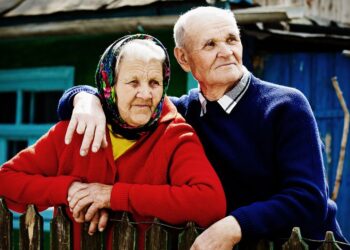 Sprijin financiar dublu pentru o categorie de pensionari în 2026. Ajutoare de sărbători și subvenție lunară
