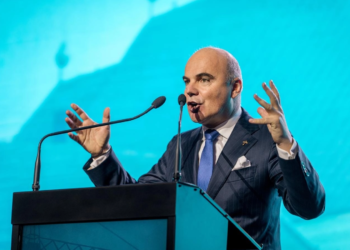 Scenă politică în fierbere! Rareș Bogdan îl critică aspru pe Ilie Bolojan în contextul recesiunii economice: „Iei zece piei tot de pe calul care trage?”