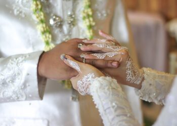 Țara cu una dintre cele mai bizare tradiții de nuntă! Mirii nu au voie să folosească toaleta timp de trei zile, fiind supravegheați permanent de rude